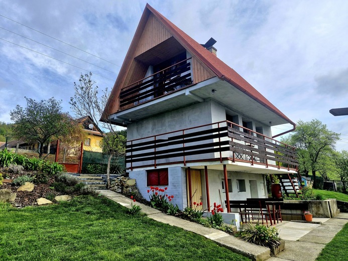 Pohled na chatičku a horní balkon z ložnice - Pod hradem Lukovem