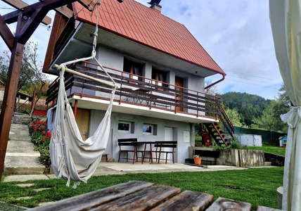 Chatička s venkovním posezením a bazénem