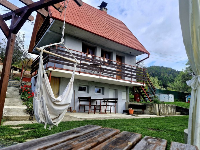 Chatička s venkovním posezením a bazénem - Pod hradem Lukovem