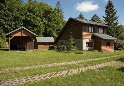 parkovaci-stani-pred-chatou-5a93-