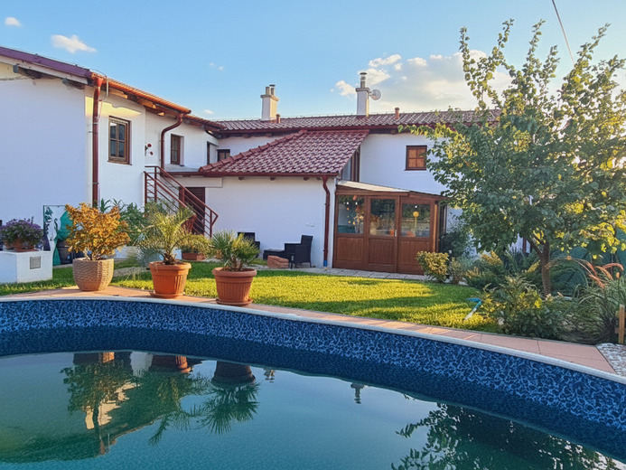 R613 - Mezi vinnými sklepy