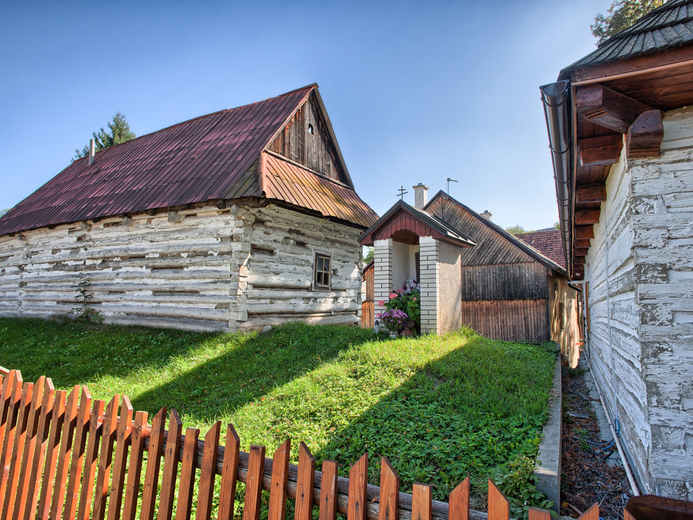 2 Drevenica Hybe záber na okolitý hospodársky dvor s kaplnkou patriaci ku drevenici - Liptovský Hrádok                        