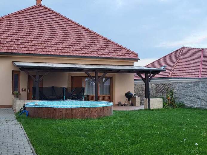 dvur-s-bazenem-trampolina-pro-deti-f7b6- - Pálava