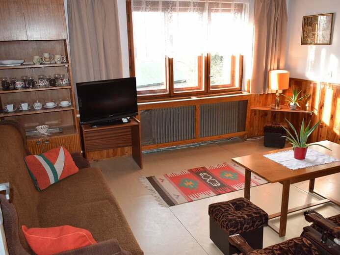 obyvaci-pokoj-apartmanu-s-moznou-pristylkou-633a- - U Hronova