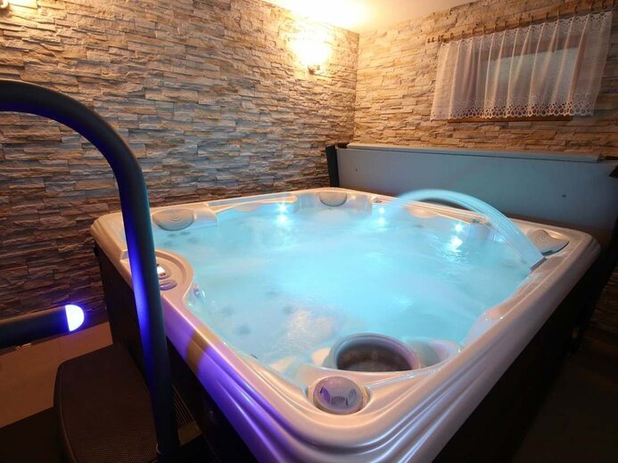wellness-virivka-pro-6-osob--3d72-401c-434859 - U hradu Pecka