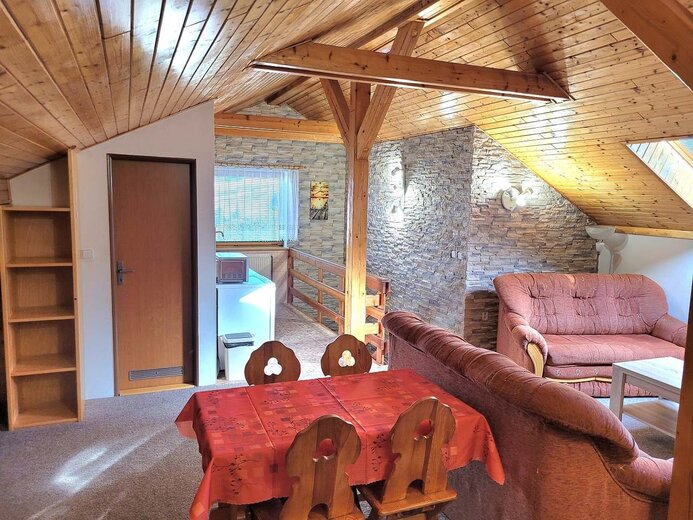 podkrovi-obyvaci-mistnost-3-luzka--6ce0-401c-996221 - U hradu Pecka