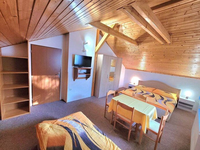 loznice-3-podkrovi-5-luzek-4b12-401c-902043 - U hradu Pecka