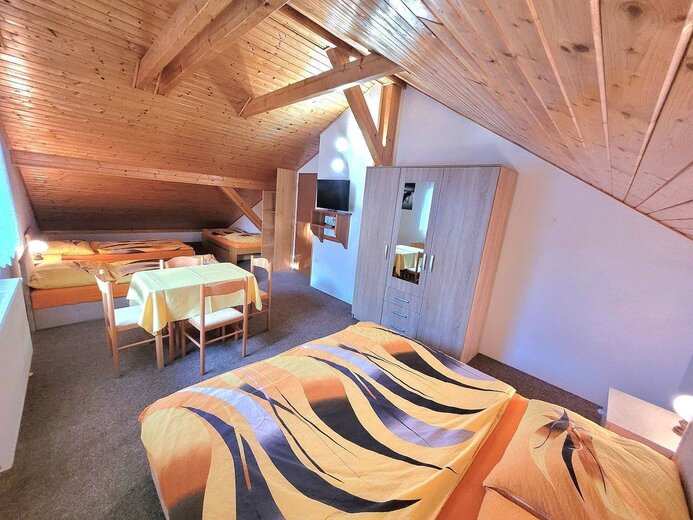 loznice-3-podkrovi-5-luzek-e6e2-401c-902044 - U hradu Pecka
