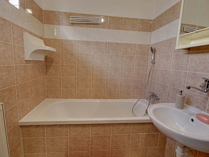 koupelna-2-samostatne-oddelene-wc--e8d9-401c-434877 - U hradu Pecka