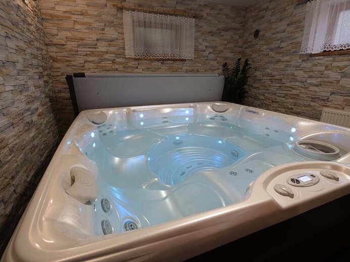 wellness-virivka-pro-6-osob--eaf3-401c-434868 - U hradu Pecka