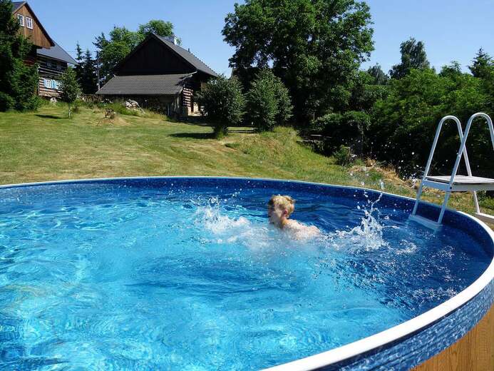 bazen-se-solarni-plachtou-prumer-4-5-metru-daa8- - Kokořínsko - Máchův kraj